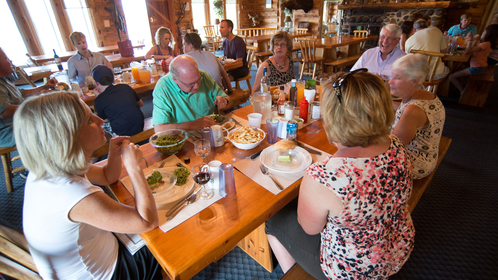 kettle-slider-2 A full dining room at Kettle Falls fishing resort.